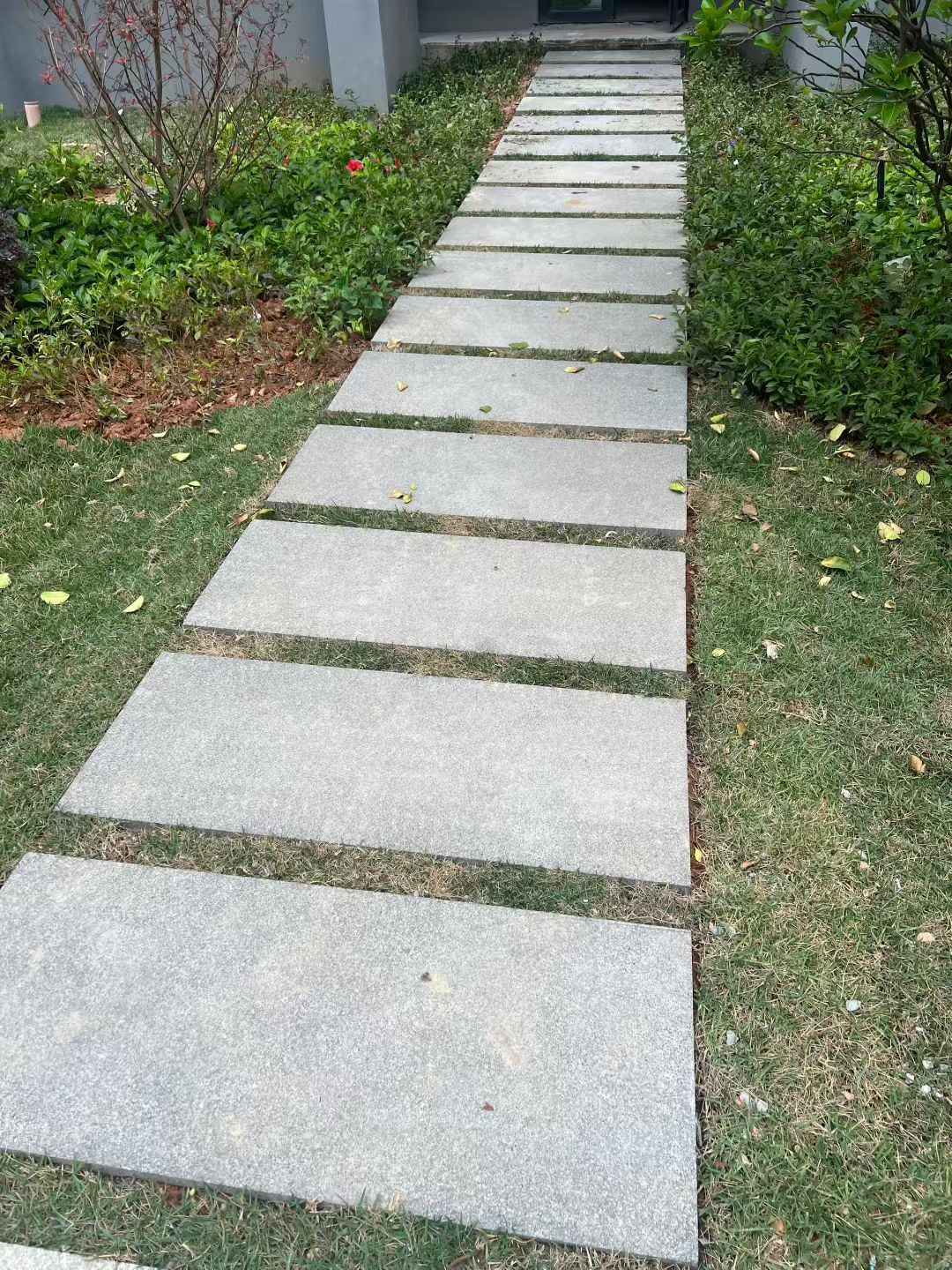 东莞 芝麻黑小区踏步、汀步石铺装效果