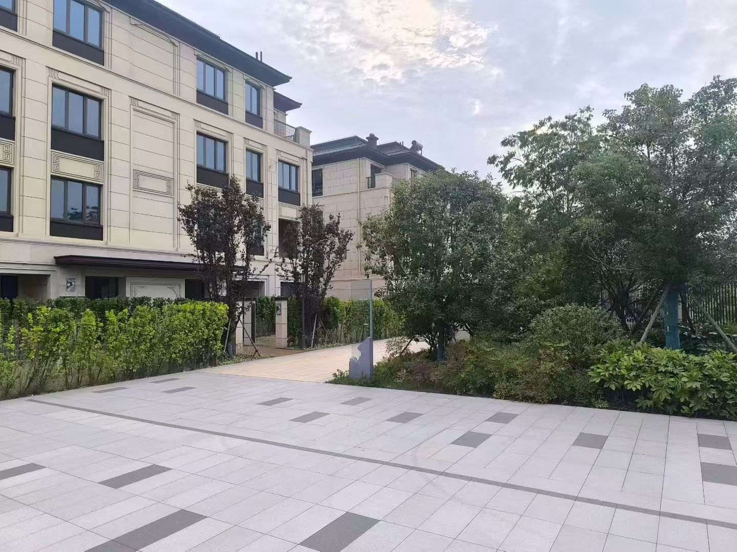 东莞 芝麻白与芝麻白搭配铺装，尺寸1200*600