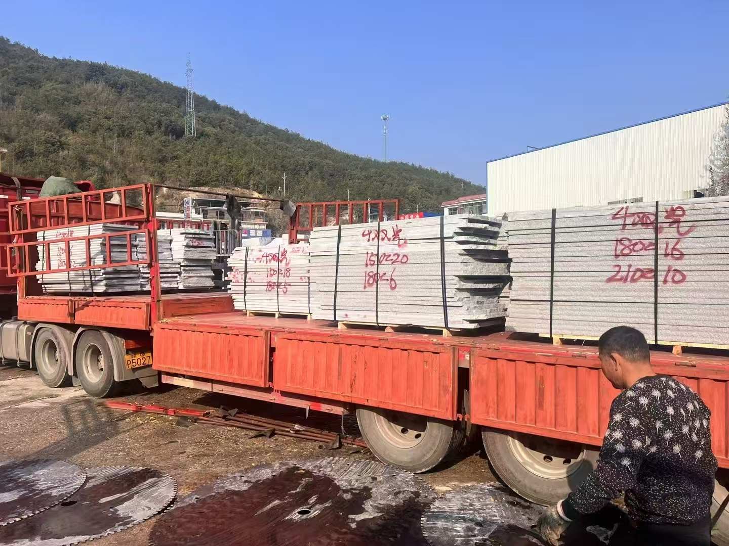 东莞 芝麻灰花岗岩光面毛板出货日常