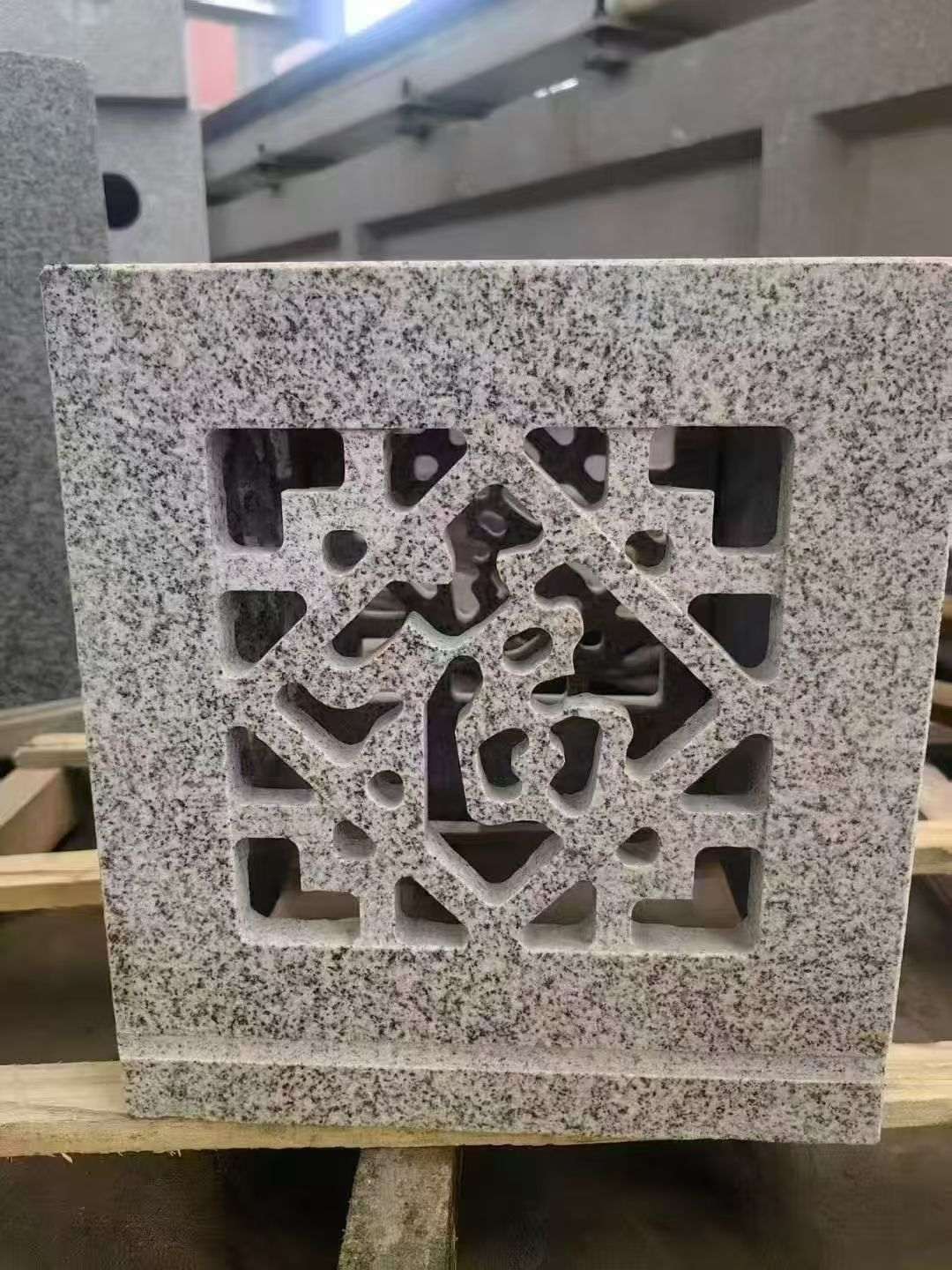 东莞 芝麻白花岗岩镂空雕花灯笼